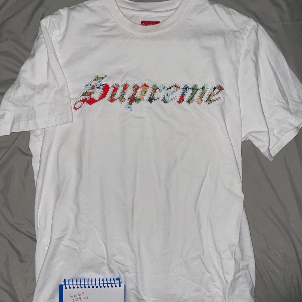 Supreme tee size medium white
